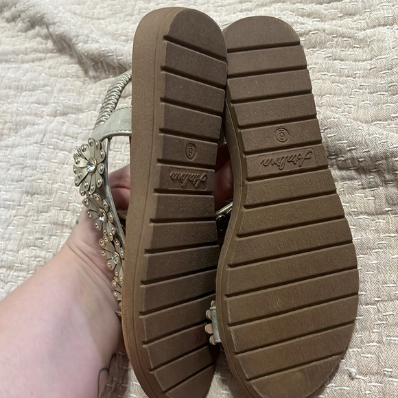 Andiamo flower thong sandal. - Picture 4 of 4